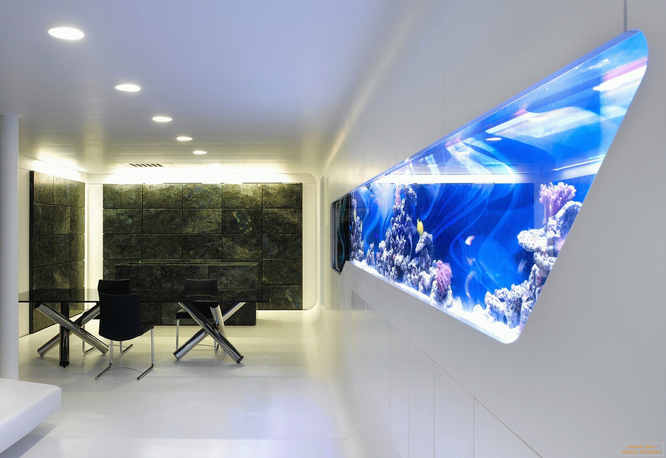 Interior moderno com aquário na parede