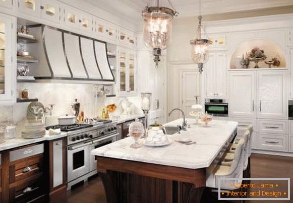 O design clássico da cozinha branca acastanhada na foto