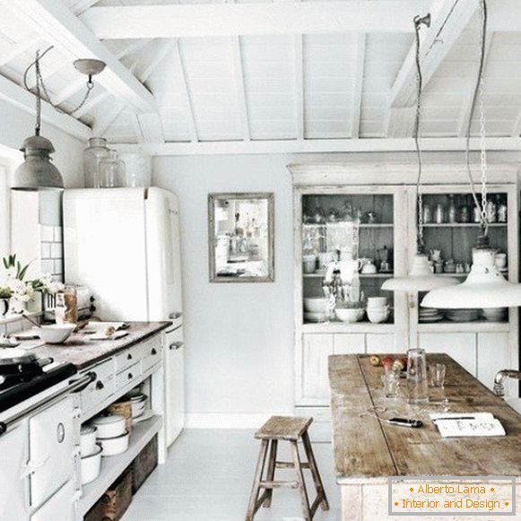 Cozinha branca em uma casa de madeira