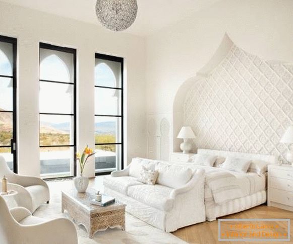Interior do quarto branco em estilo marroquino