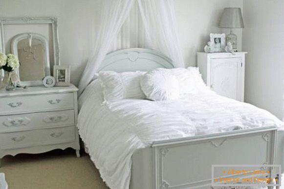 Quarto romântico com cama branca e decoração