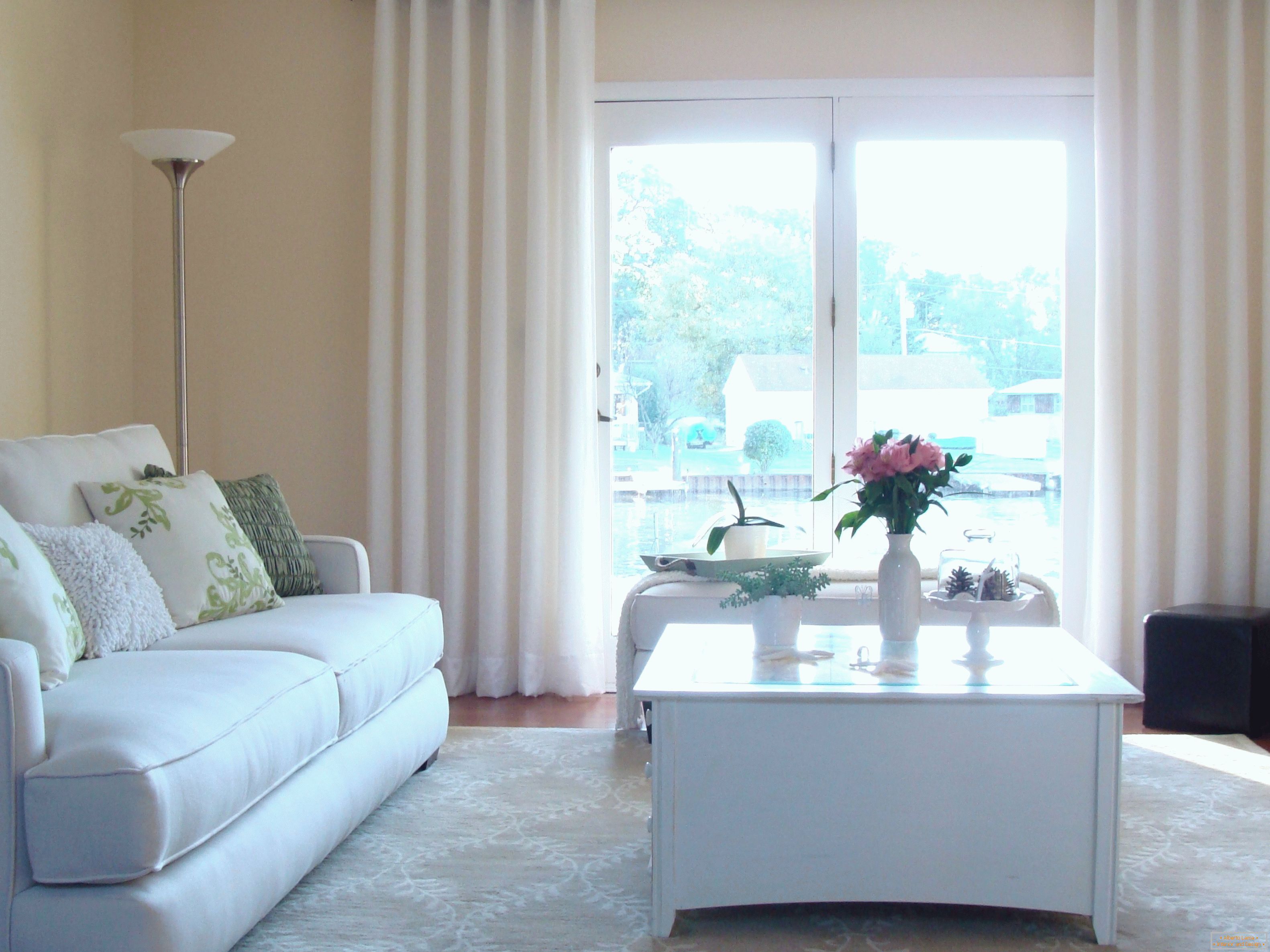 Decoração simples sala de estar com cortinas brancas