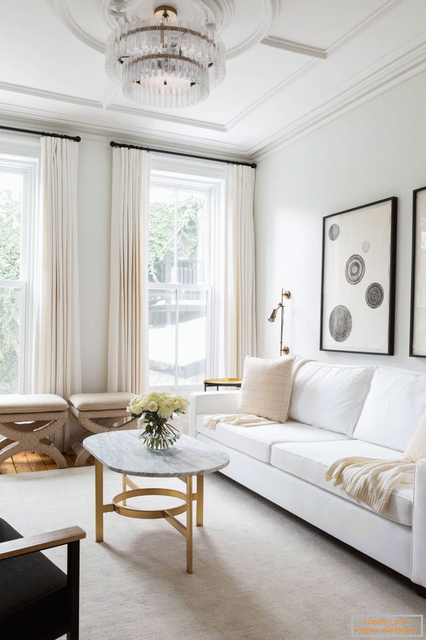 Sala de estar em estilo clássico e cores brancas