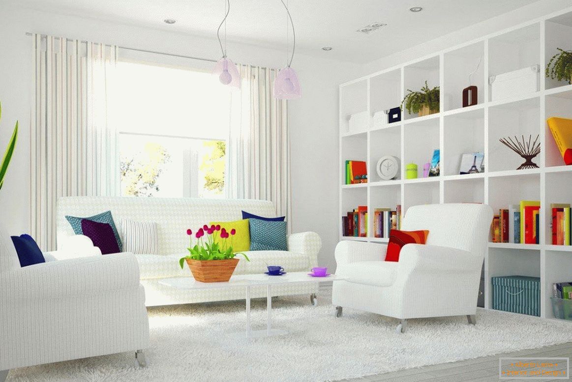 Interior branco combinado com elementos de decoração brilhante