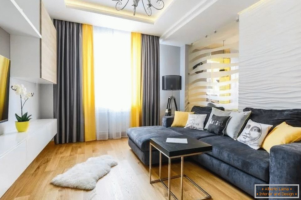 Cortinas pretas e amarelas e um sofá em uma sala branca