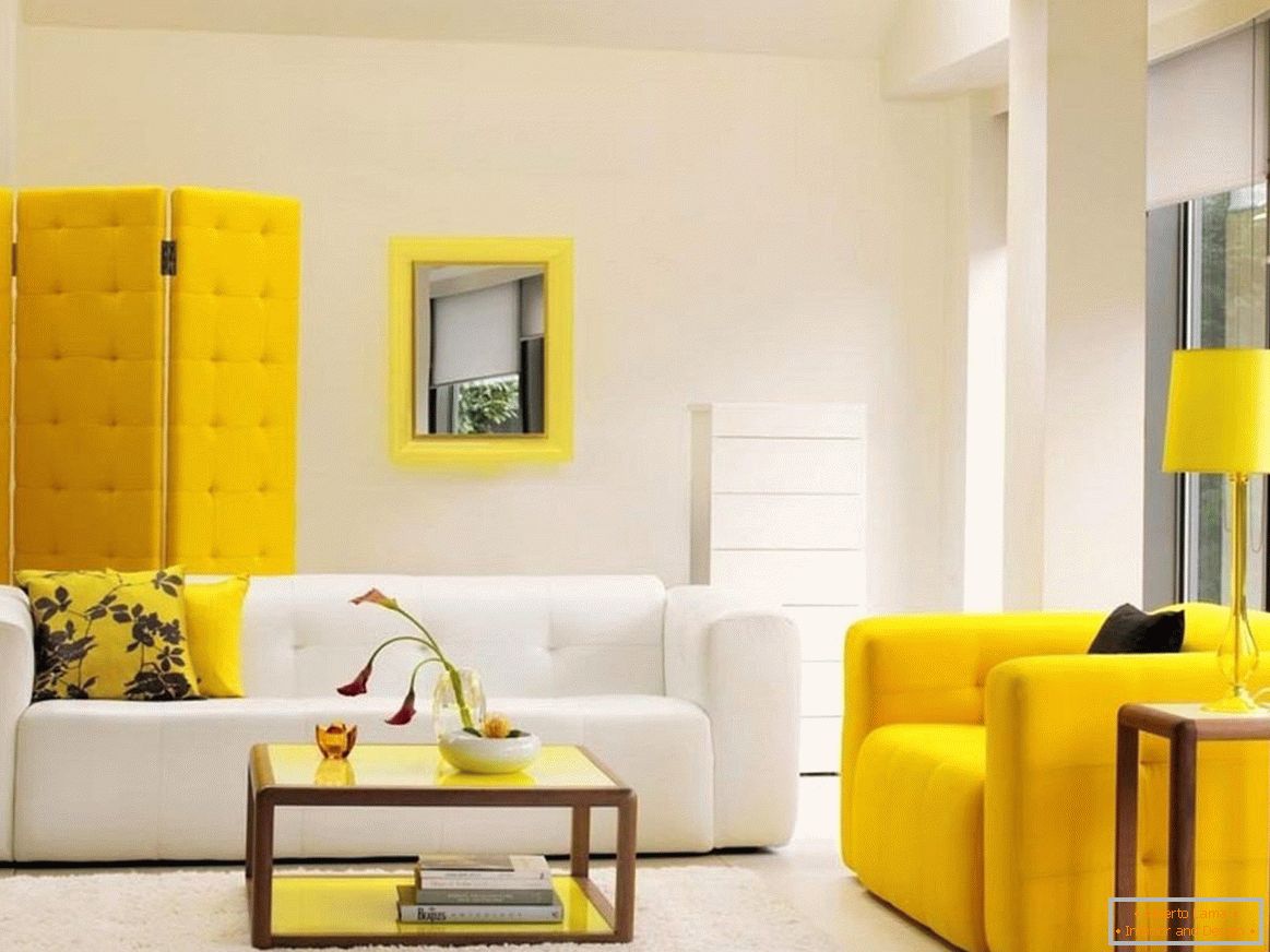 A combinação de móveis brancos e amarelos no interior
