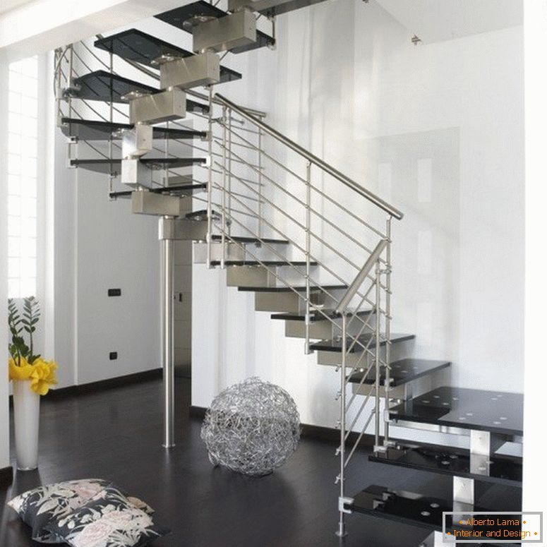 Escada de metal em um quarto branco