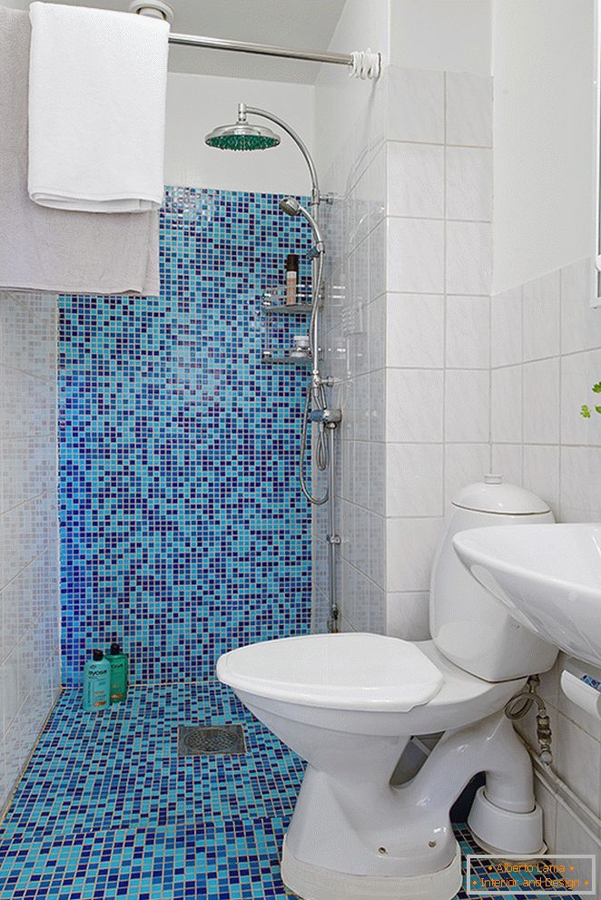 Mosaicos azuis no banheiro