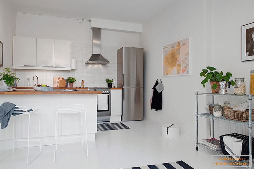 Interior de uma cozinha branca compacta