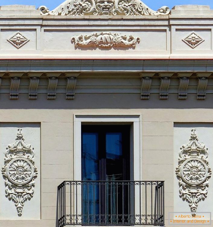 Elementos arquitetônicos em forma de moldagem de estuque de gesso adornam a fachada da casa em estilo Império. Padrões fantasiosos e intrincados tornam o exterior incomum.
