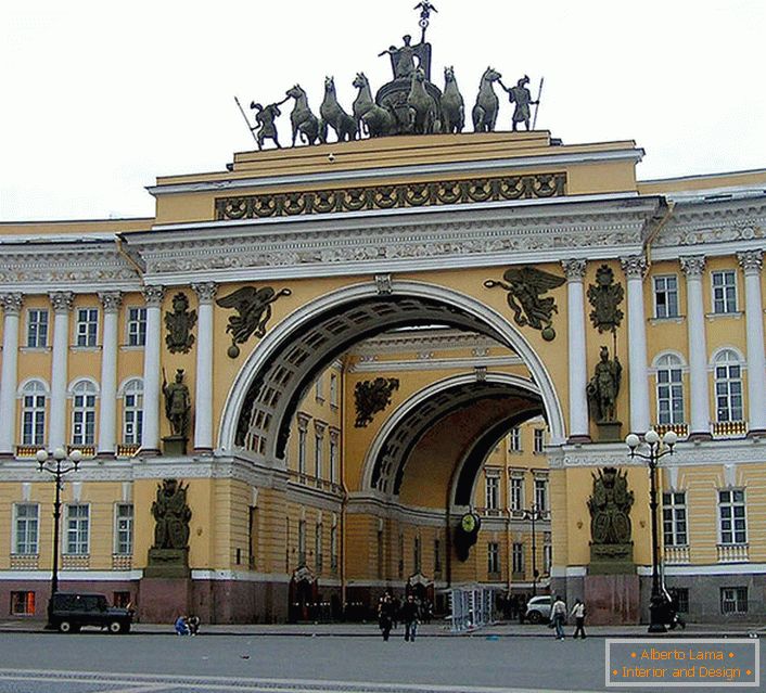 Criações arquitetônicas grandiosas no estilo do Império Russo são reverentemente preservadas de ano para ano.