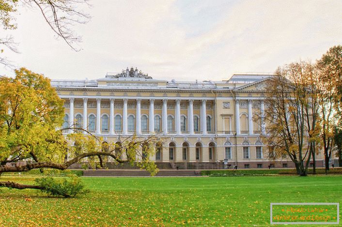 Palácio de Mikhailovsky luxuoso no estilo do império em St Petersburg.