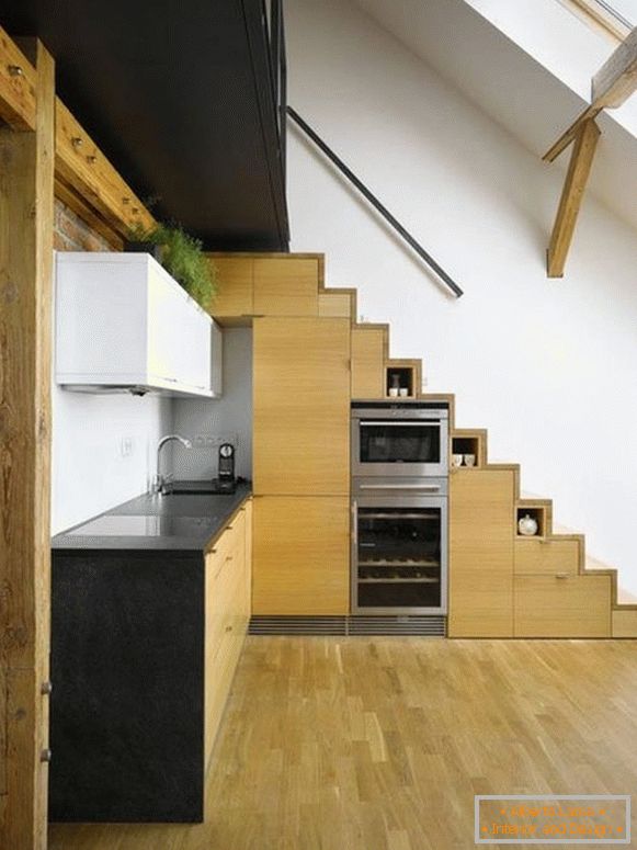 Cozinha sob as escadas
