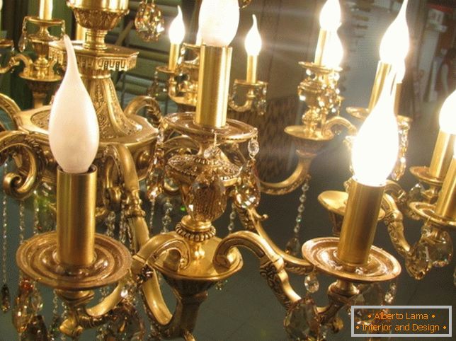 A grandeza real dos candelabros de bronze