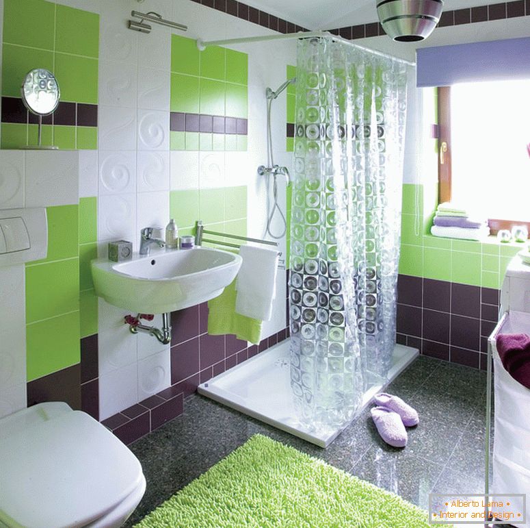 Banheiro pequeno em cores brilhantes
