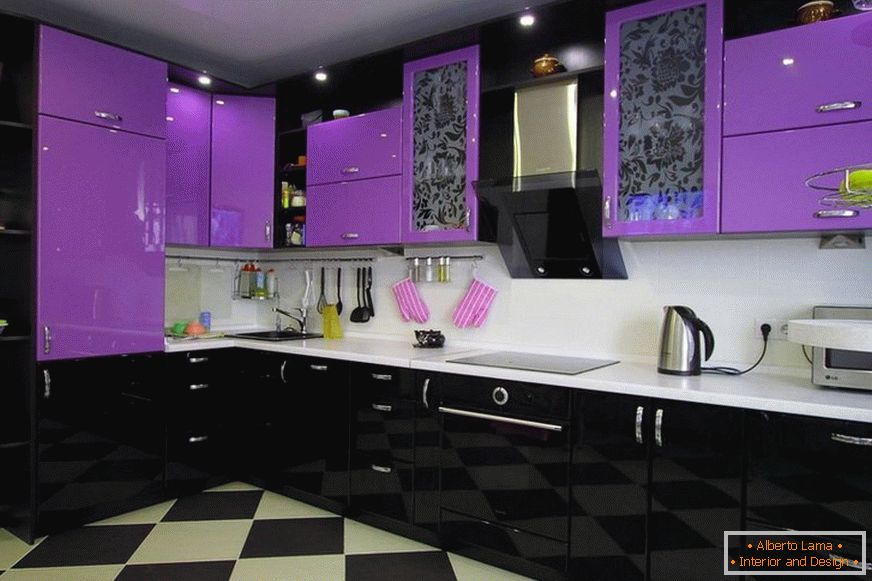 Cozinha brilhante preta e roxa