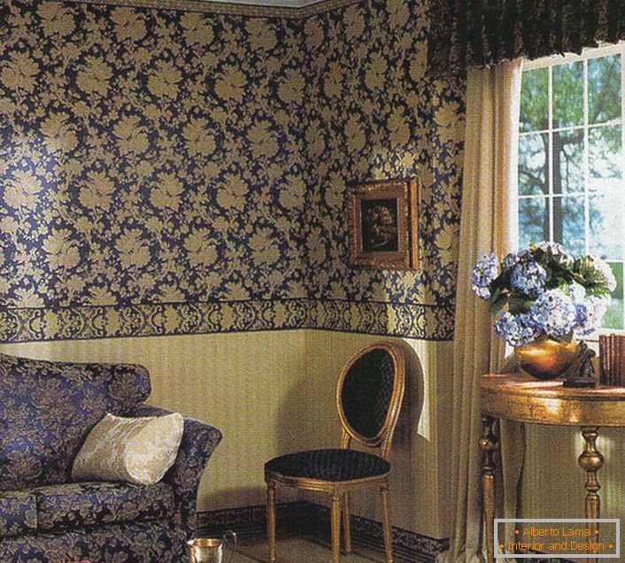 Azul escuro na sala de estar barroca. O padrão no papel de parede ecoa o enfeite no estofamento do sofá.
