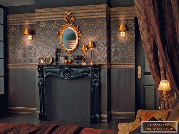 Papel de parede castanho escuro para o quarto em estilo barroco. O painel na parede inteira é decorado com padrões dourados simétricos.