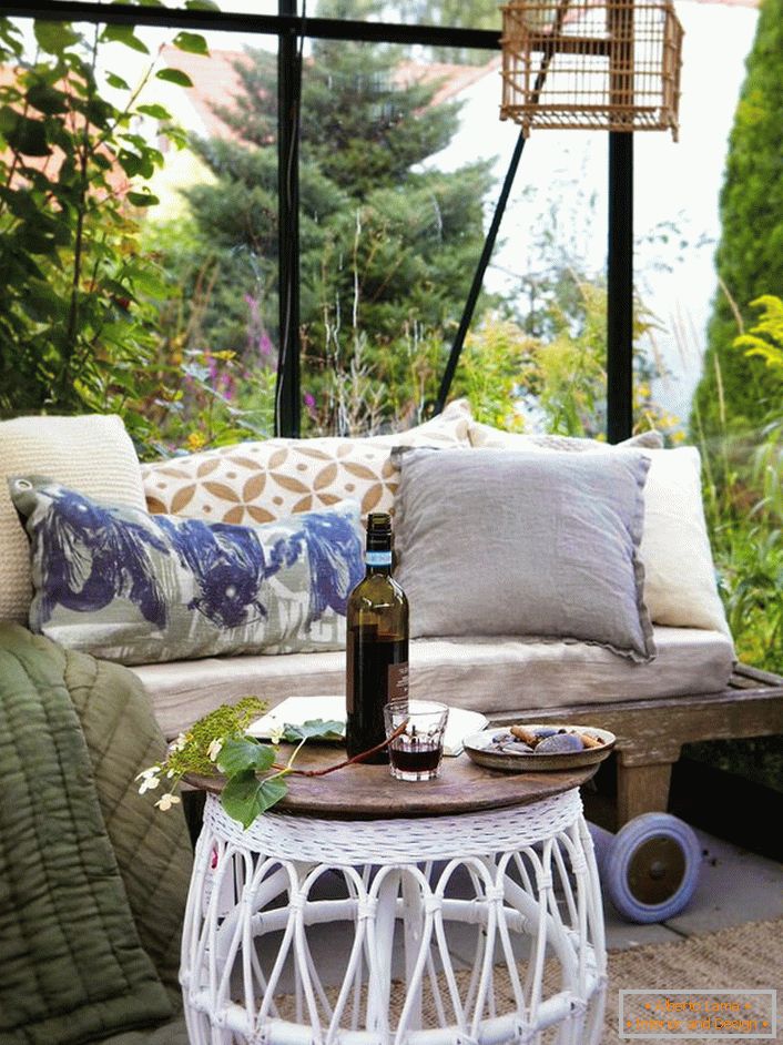 A melhor decoração de um mirante em estilo escandinavo é um sofá com muitos travesseiros macios.