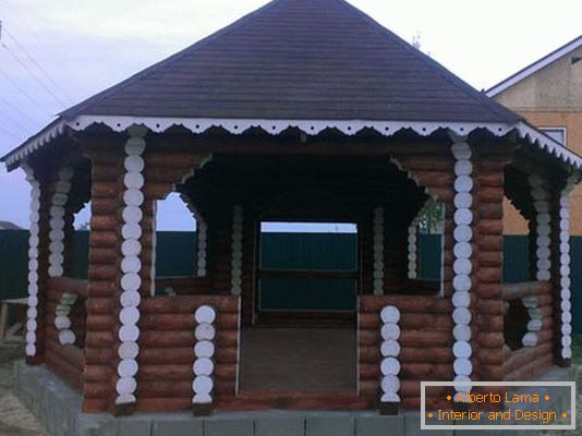 A estrutura da casa de troncos é uma opção clássica para decorar o quintal de uma mansão campestre.