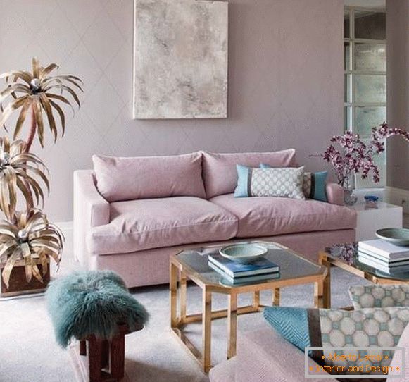 Design da sala de estar em tons rosa claro e azul