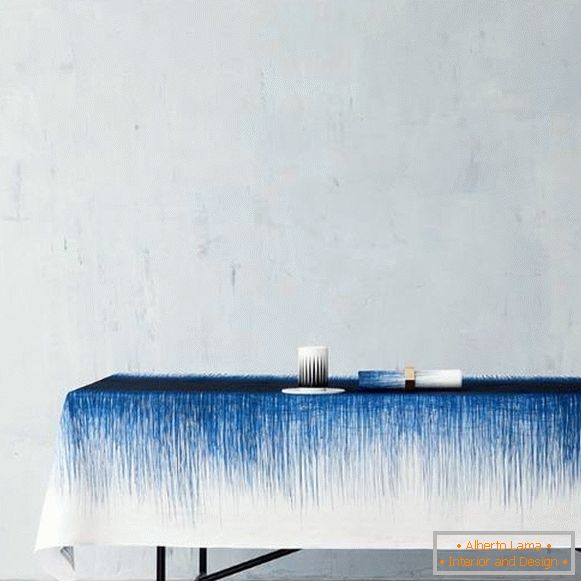 Toalha de mesa com um padrão azul de Ferm LIVING