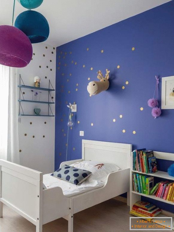Cor azul das paredes no quarto das crianças com decoração lilás