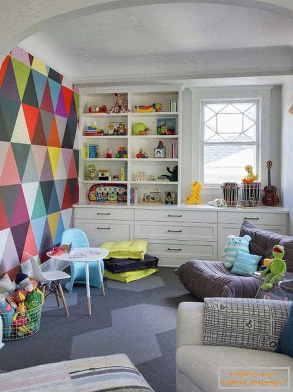 Design colorido do quarto das crianças em cores brilhantes