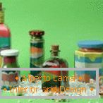 Conchas e frascos com sal colorido