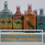 Animais de sal colorido em garrafas
