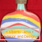 A combinação de camadas de sal colorido na garrafa