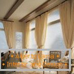 Cortinas e persianas nas janelas da sala de estar