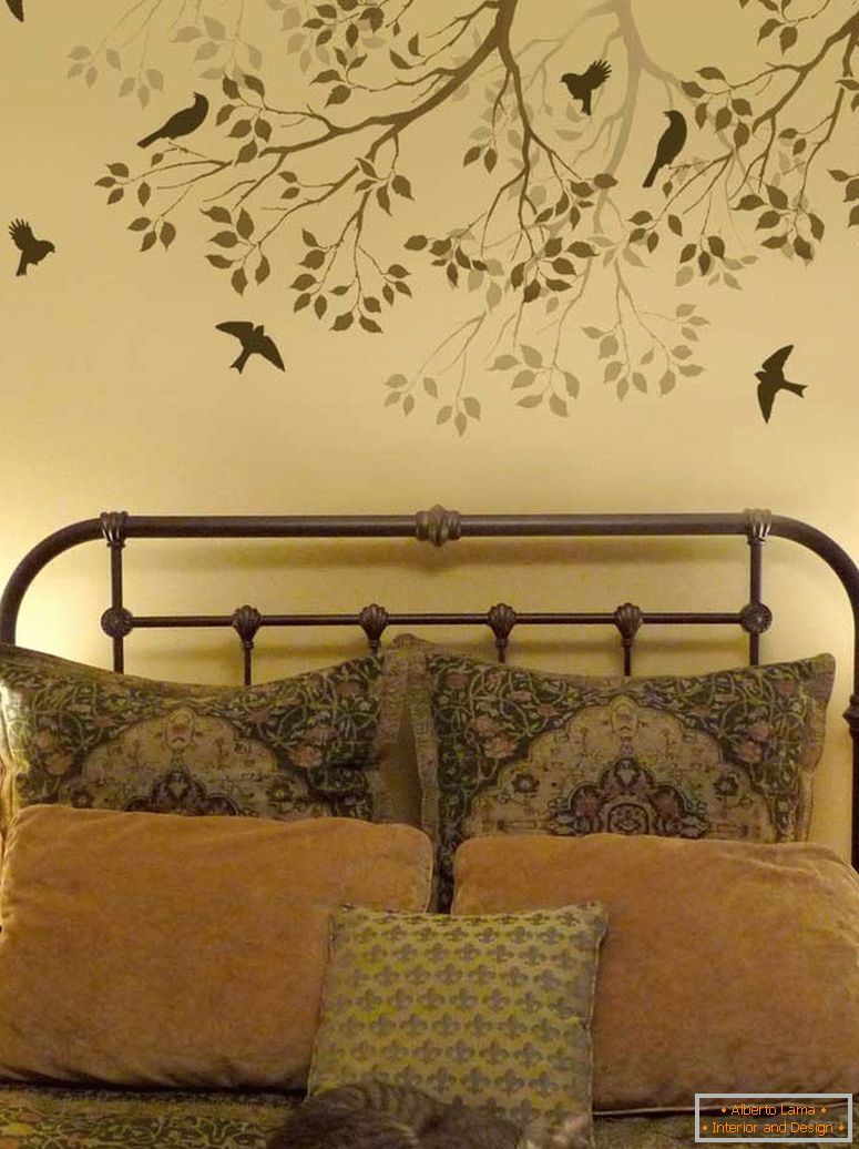 Árvore com pássaros sobre a cama