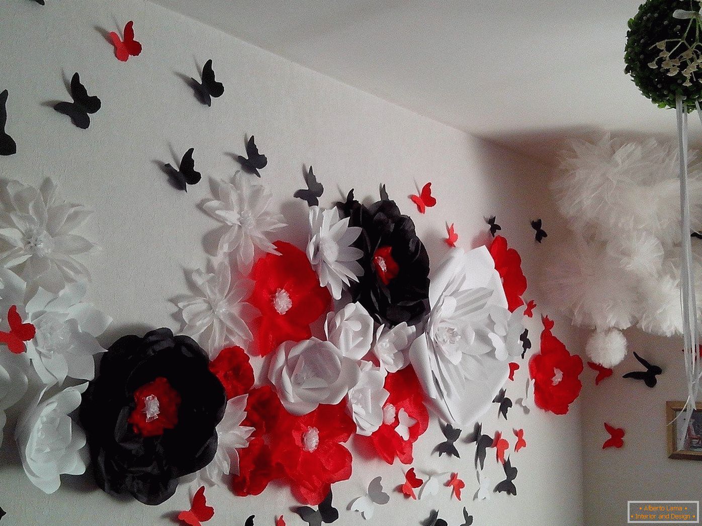 Flores e borboletas na parede