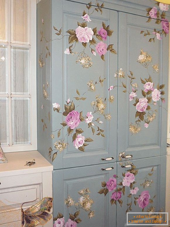 Rosas pintadas no armário