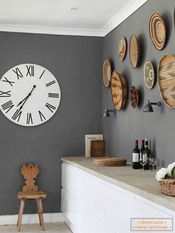 Relógio e outra decoração de paredes da cozinha