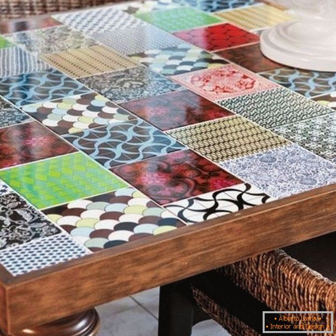 Mesa feita de telha cerâmica