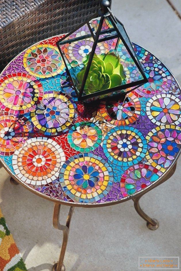 Mesa de decoração com vidro colorido