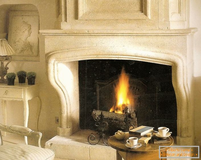 Uma lareira a gás completa como um projeto da casa. Os troncos decorativos dão à lareira a autenticidade de um fogo vivo da lenha.