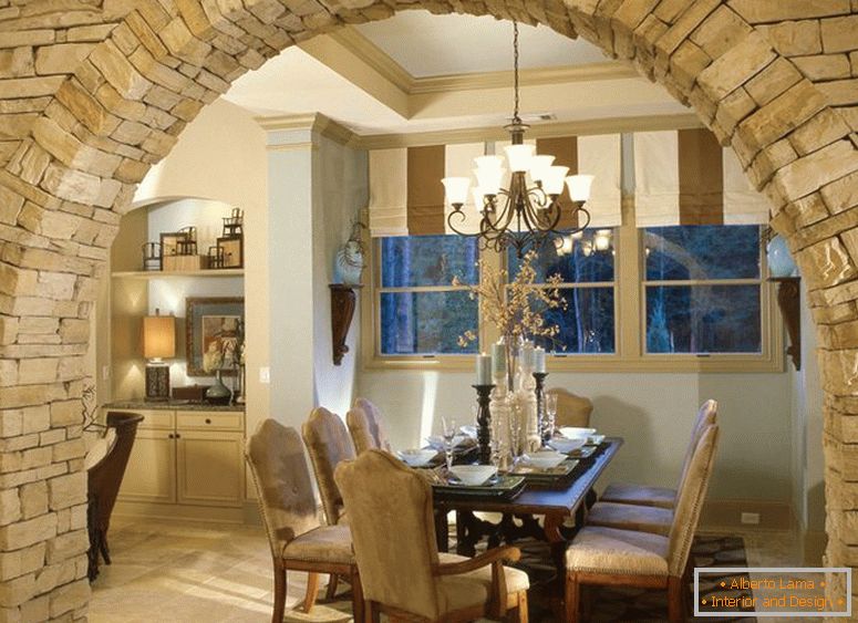 Arco de pedra no interior da cozinha