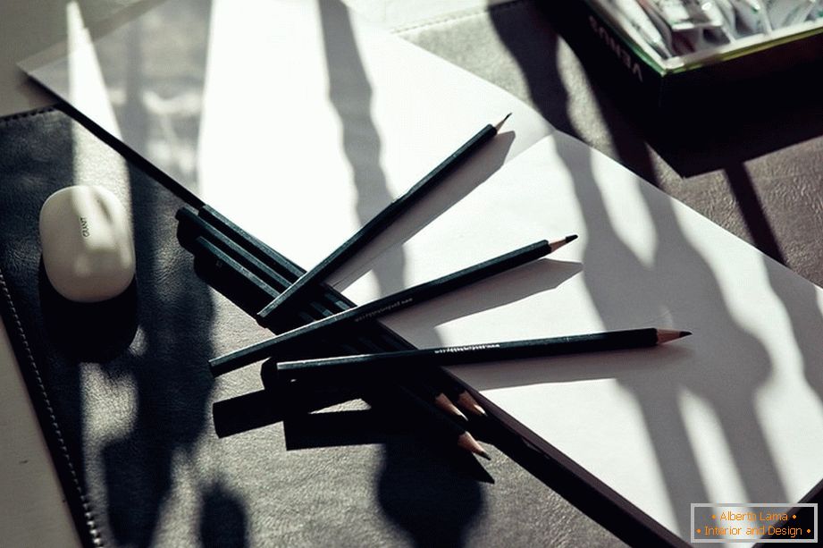 Lápis e tintas na mesa