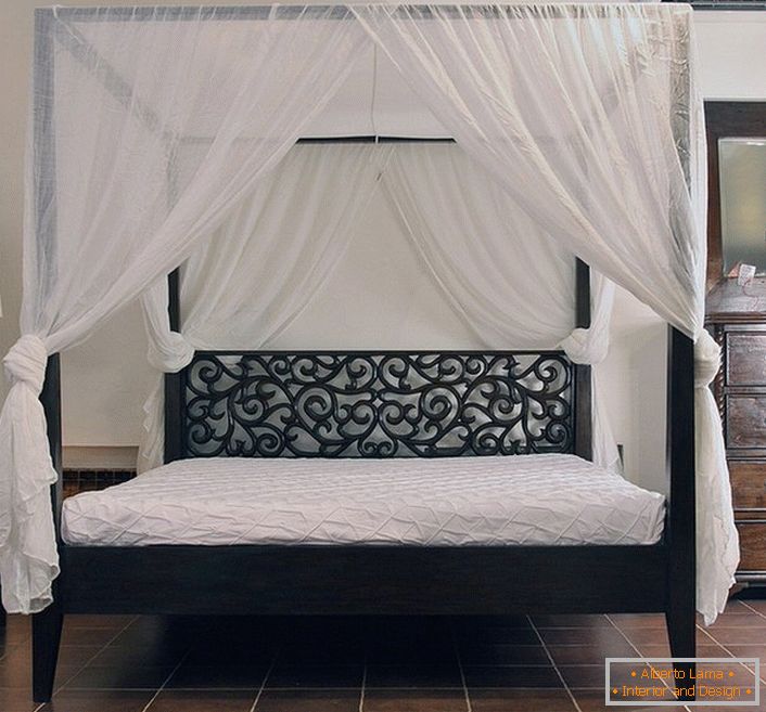 O quarto em estilo Art Nouveau é atraente devido à organização adequada da cama. Para costura tecido natural leve dossel foi usado.