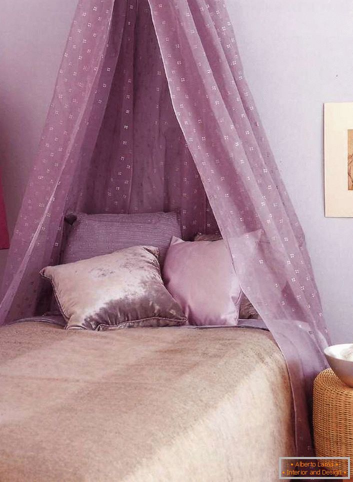 Luz, toldo de ar de cor púrpura clara torna a situação na sala romântica e descontraída.