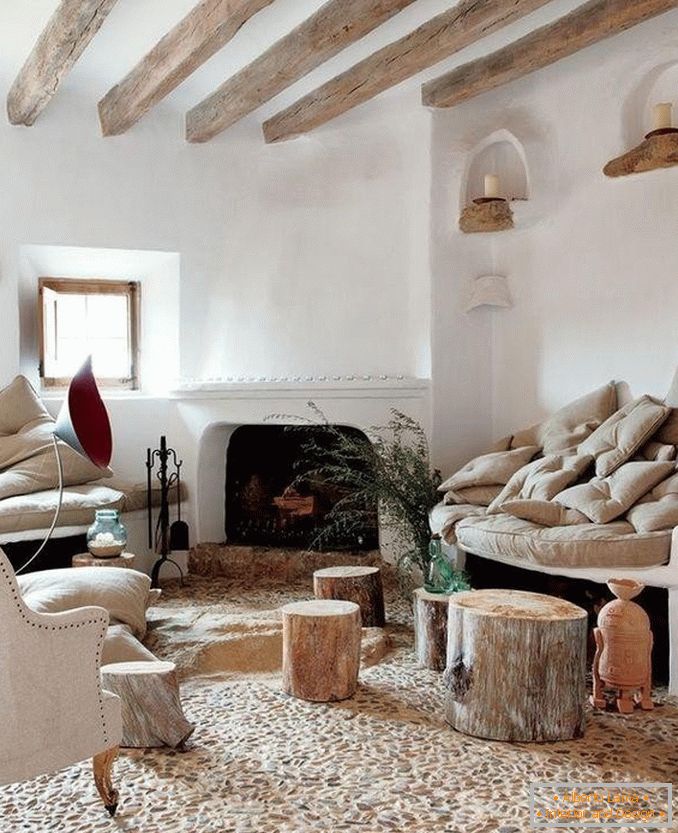 O uso de madeira na sala de estar no estilo do rústicoismo