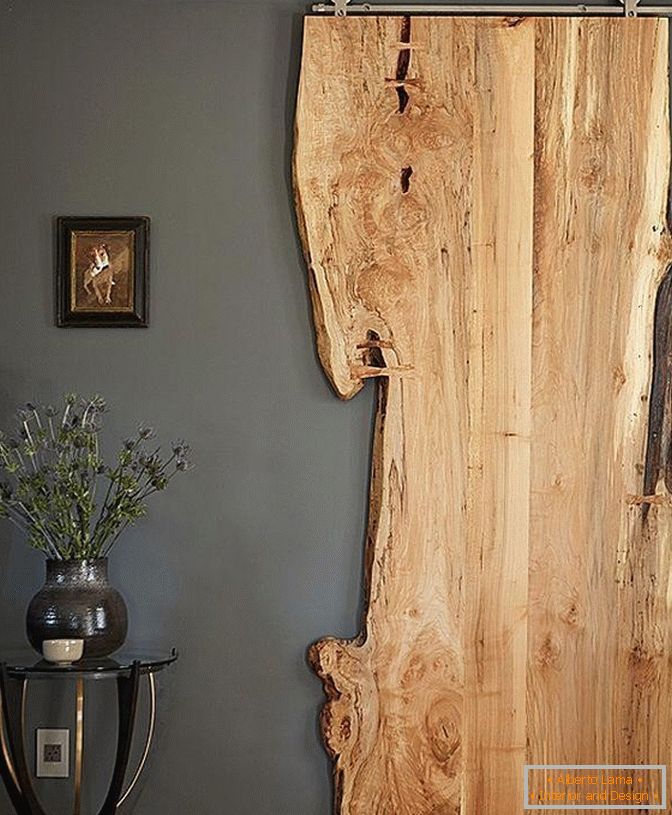 Porta de madeira de uma árvore