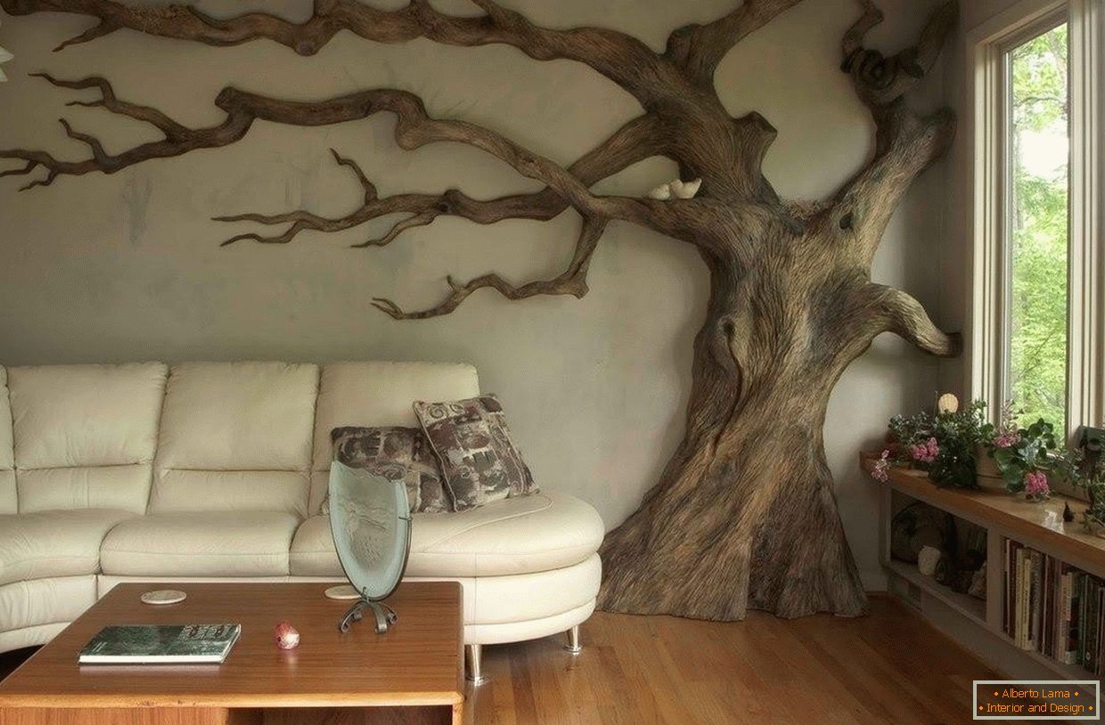 O tronco de uma árvore no interior