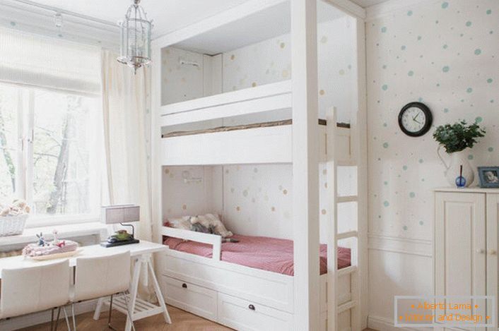 Delicada, design acolhedor de um quarto de crianças no estilo do minimalismo é interessante laconismo, formas de contenção. 