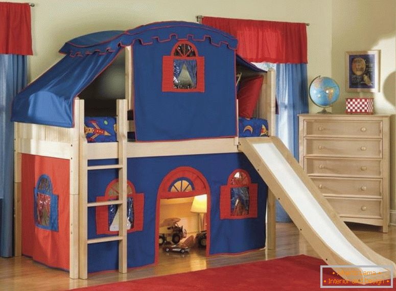 maravilhoso-cool-kid-camas-com-creme-de-madeira-beliche-cama-tenda-ser-equipado-vermelho-azul-tecido-tenda-on-the-beds-and-marrom-brilhante-madeira-gabinete-5- gaveta-perto-janela-também-vermelho-pele-tapetes-acima-piso de madeira-com-kids-b