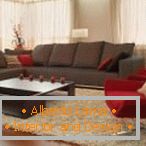 Sofá marrom e poltrona vermelha na sala de estar