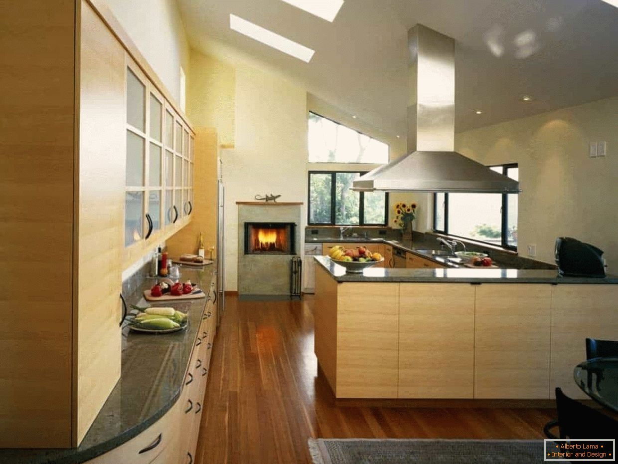 cozinha com janelas de bio-lareira e mansarda